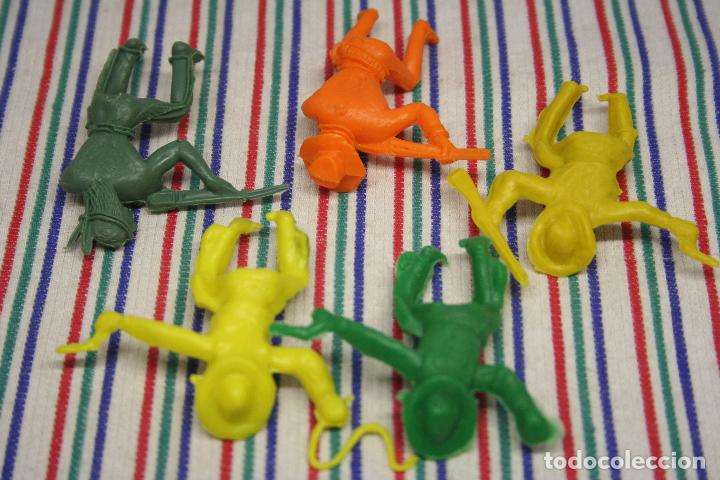 Figuras de goma y PVC: FIGURAS 4 VAQUEROS 1 INDIO - Foto 3