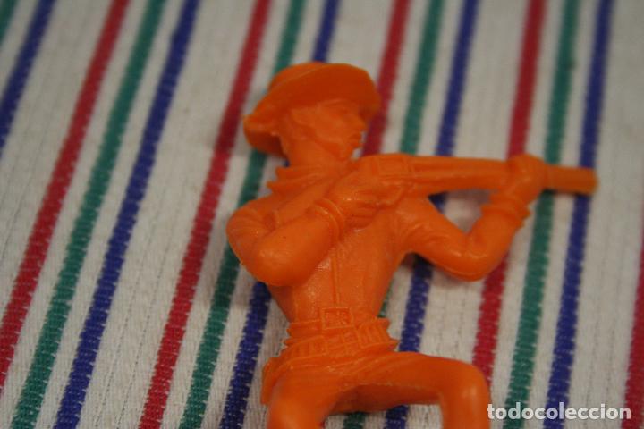 Figuras de goma y PVC: FIGURAS 4 VAQUEROS 1 INDIO - Foto 7