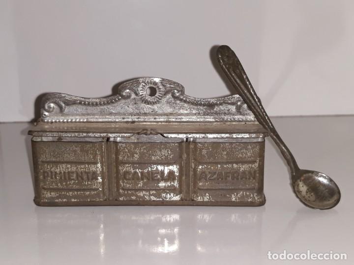 Figuras de goma y PVC: PAYA ANTIGUO MUEBLE DE JUGUETE - PARA MU&Ntilde;ECAS - CONDIMENTOS ESPECIAS EN HOJALATA A&Ntilde;OS 40 / 50