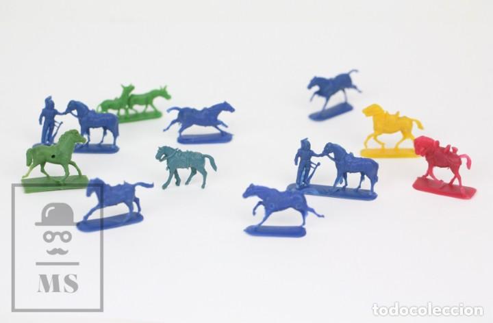 Figurines en Caoutchouc et PVC: 11 Caballos, Burros e Indios de Pl&aacute;stico / PVC, de Sobres de Quiosco - Amarillo, Azul, Verde y Rojo