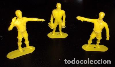 Figuras de goma y PVC: ENTRENADOR, &Aacute;RBITRO Y LINIER DE COMANSI - Foto 1
