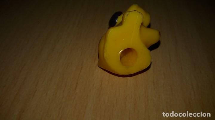 Figuras de goma Kinder: FIGURA PERRO AMARILLO TIPO KINDER CAPUCH&Oacute;N - Foto 2