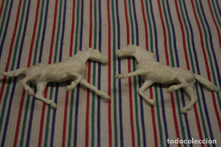 Figuras de goma y PVC: 2 CABALLOS BLANCOS - Foto 1