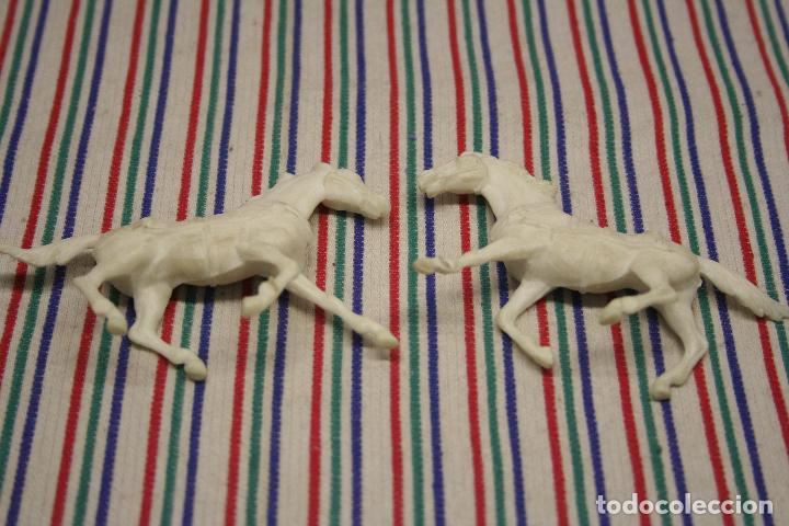 Figuras de goma y PVC: 2 CABALLOS BLANCOS - Foto 2