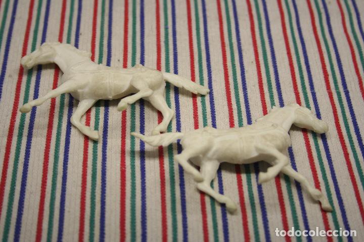 Figuras de goma y PVC: 2 CABALLOS BLANCOS - Foto 3