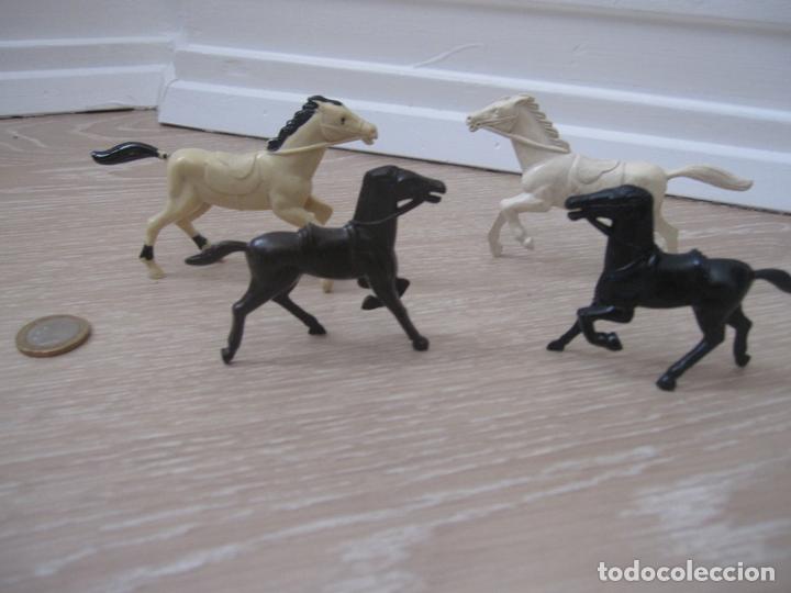Gummi- und PVC-Figuren: 4 CABALLOS PLASTICO A&Ntilde;OS 70