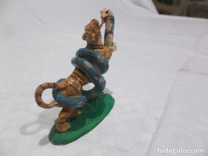 Figuras de goma y PVC: tigre luchando con serpiente - Foto 4