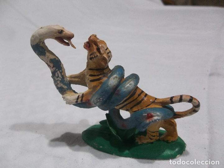 Figuras de goma y PVC: tigre luchando con serpiente - Foto 2