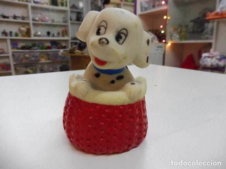 Figuras de goma y PVC: Figura goma pvc hueca cachorro perro d&aacute;lmata en cesta sin marca