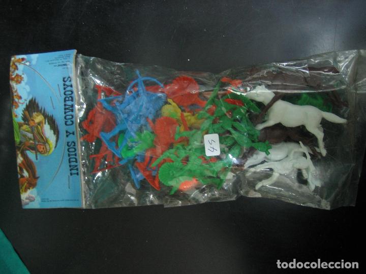 Figuras de goma y PVC: Antiguo blister de Indios y Cowboys - Foto 1