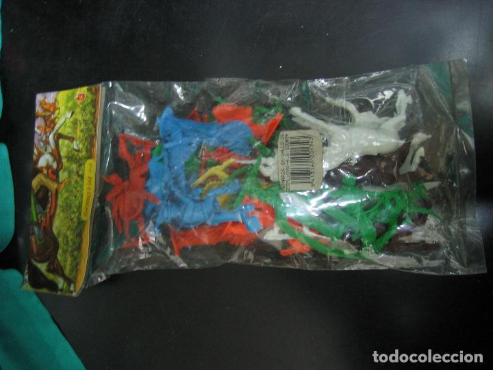 Figuras de goma y PVC: Antiguo blister de Indios y Cowboys - Foto 2