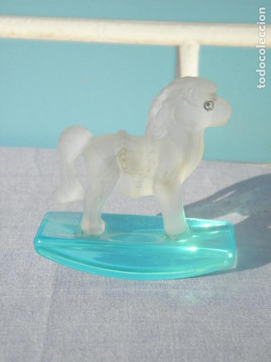 Figuras de goma y PVC: Antigua figura caballo caballito balanc&iacute;n transparente decorativo