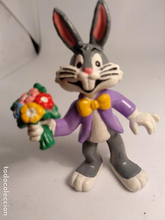 Figuras de goma y PVC: Bugs Bunny con ramo de flores Bully 1983 - Foto 1