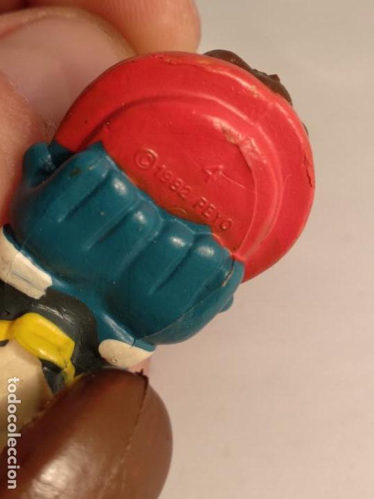 Figuras de goma y PVC: FIGURA PITUFO CON POLLO SCHELEICH 1983 - Foto 2