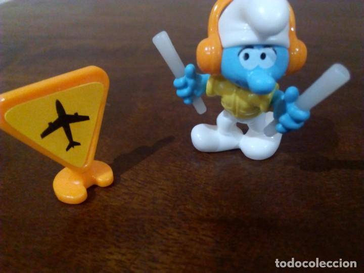 Figuras de goma Kinder: Pitufo Controlador A&eacute;reo. - Foto 1