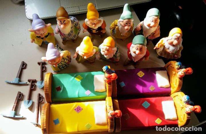 Figuras de goma y PVC: 10 ENANITOS BLANCANIEVES DISNEY CON 4 CAMAS.Y COMPLEMENTOS - Foto 2