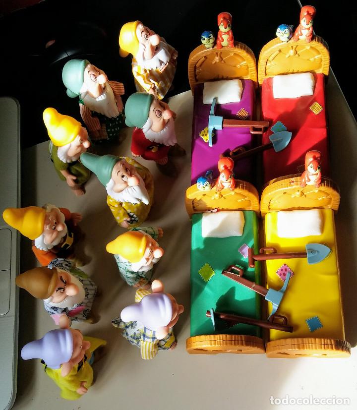 Figuras de goma y PVC: 10 ENANITOS BLANCANIEVES DISNEY CON 4 CAMAS.Y COMPLEMENTOS - Foto 3