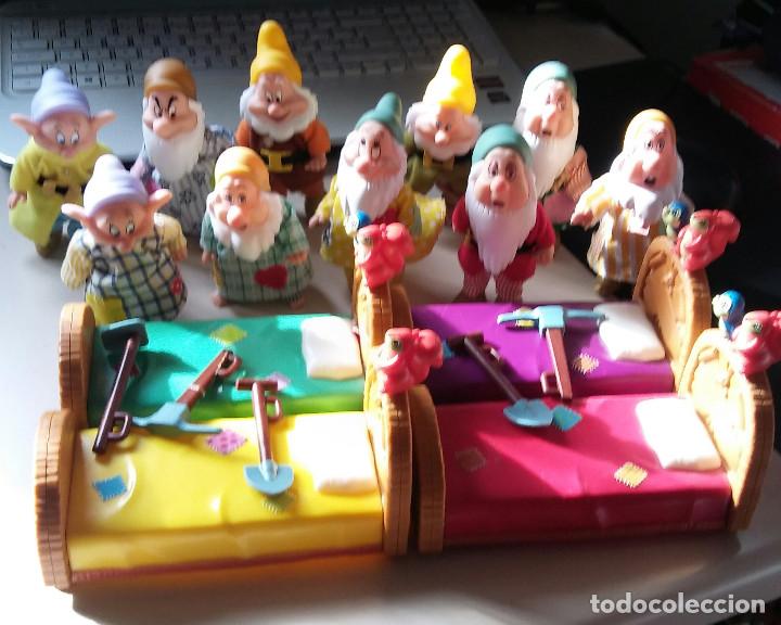 Figuras de goma y PVC: 10 ENANITOS BLANCANIEVES DISNEY CON 4 CAMAS.Y COMPLEMENTOS - Foto 4