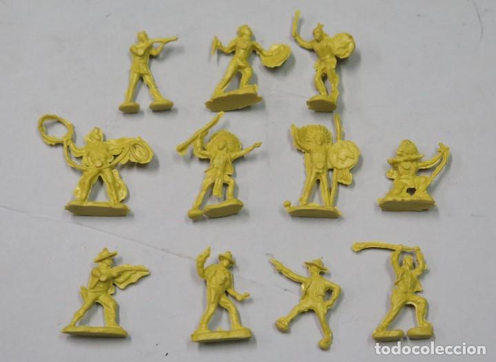 Figuras de goma y PVC: LOTE DE INDIOS Y VAQUEROS DE PLASTICO - Foto 1