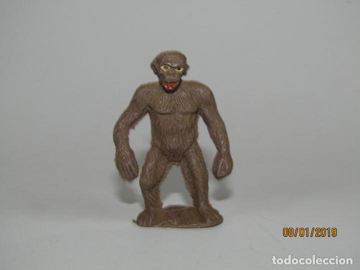 Figuras de goma y PVC: Antiguo Gorila de Pl&aacute;stico Pintado - Foto 1