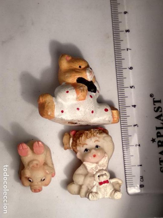 Rubber and PVC Figures: Lote de 3 figuras cerdo oso ni&ntilde;a material cer&aacute;mica o resina miniaturas