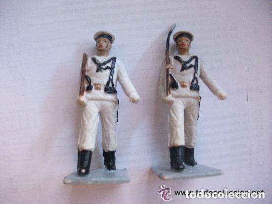 Figuras de Goma y PVC: LOTE DE 2 FIGURAS DE SOLDADOS DE INFANTERIA DE MARINA O MARINEROS DESFILANDO.
