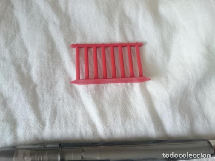 Figuras de goma y PVC: LATERAL JAULA ROJA DE ANIMALES - Foto 1