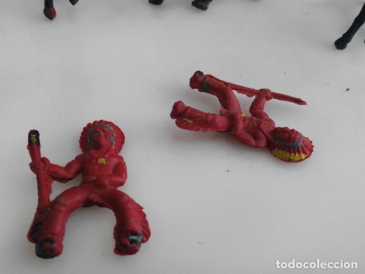 Figuras de goma y PVC: lote de figuras indios y vaqueros de capell - Foto 5