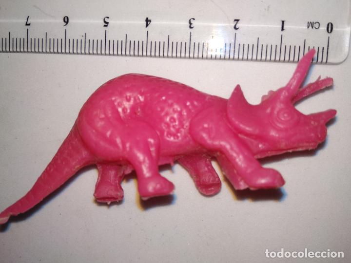 Figuras de goma y PVC: Figura dinosaurio rosa sin marca - Foto 1