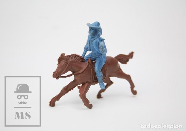 Gummi- und PVC-Figuren: 2 Figuras de Pl&aacute;stico - Vaquero Azul y Caballo Marr&oacute;n - Tipo Pech, Comansi, Reamsa... - A&ntilde;os 60