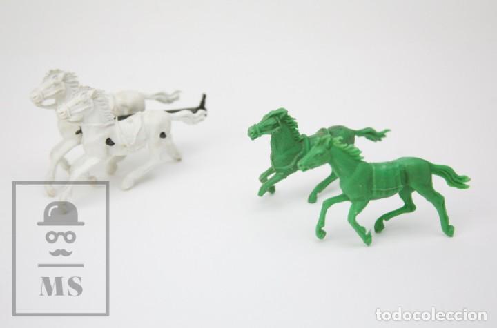 Figurines en Caoutchouc et PVC: 4 Figuras de Pl&aacute;stico - Caballos de Carreta - Blanco / Verde -Tipo Pech, Comansi, Reamsa.. - A&ntilde;os 60