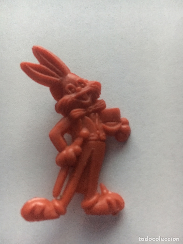 Figuras de goma y PVC: Pin pl&aacute;stico conejo BUGS BUNNY - Foto 1