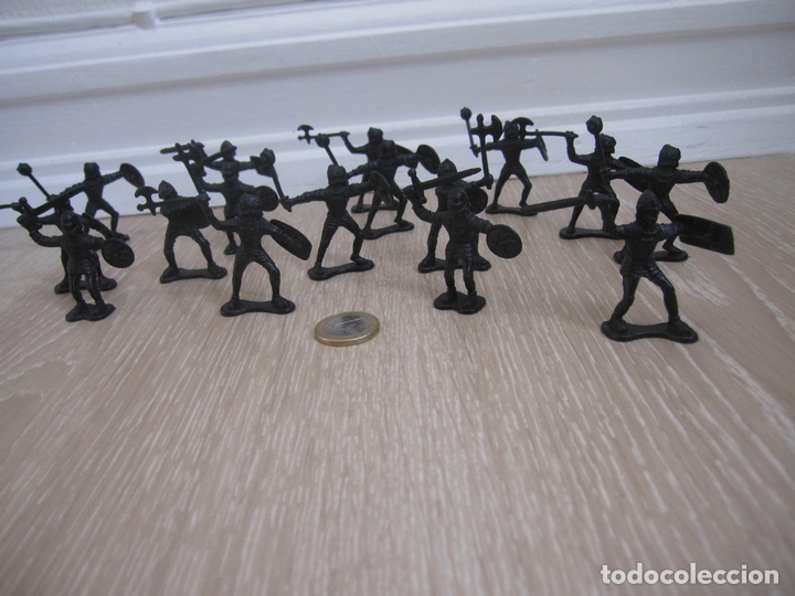 Gummi- und PVC-Figuren: 16 GUERREROS MEDIEVALES.