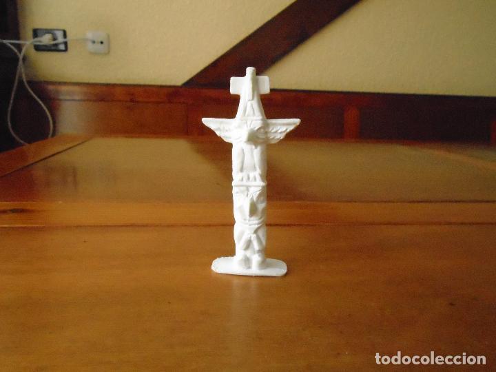 Figuras de goma y PVC: ANTIGUO T&Oacute;TEM INDIO DE PL&Aacute;STICO - Foto 1