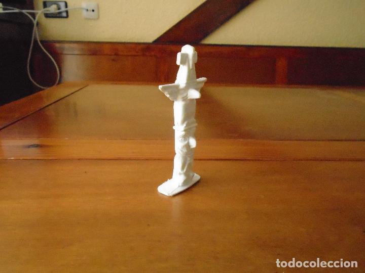 Figuras de goma y PVC: ANTIGUO T&Oacute;TEM INDIO DE PL&Aacute;STICO - Foto 4