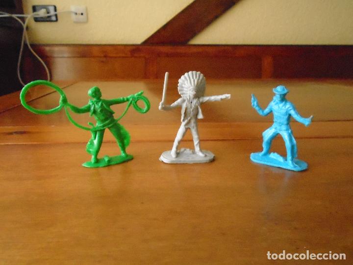 Figuras de goma y PVC: ALOTE DE DOS VAQUEROS Y UN INDIO DE PL&Aacute;STICO - Foto 1