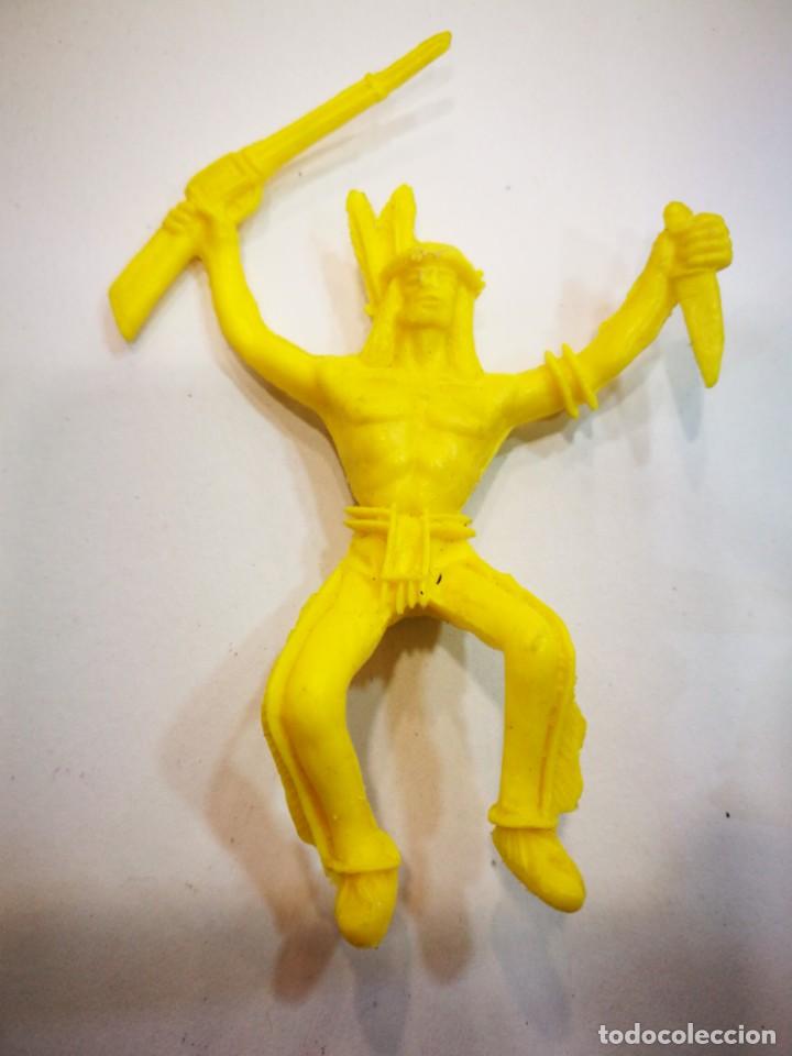 Figuras de goma y PVC: Comansi ? Indio de pl&aacute;stico amarillo - Foto 1