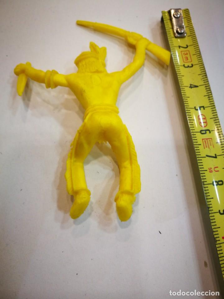 Figuras de goma y PVC: Comansi ? Indio de pl&aacute;stico amarillo - Foto 2