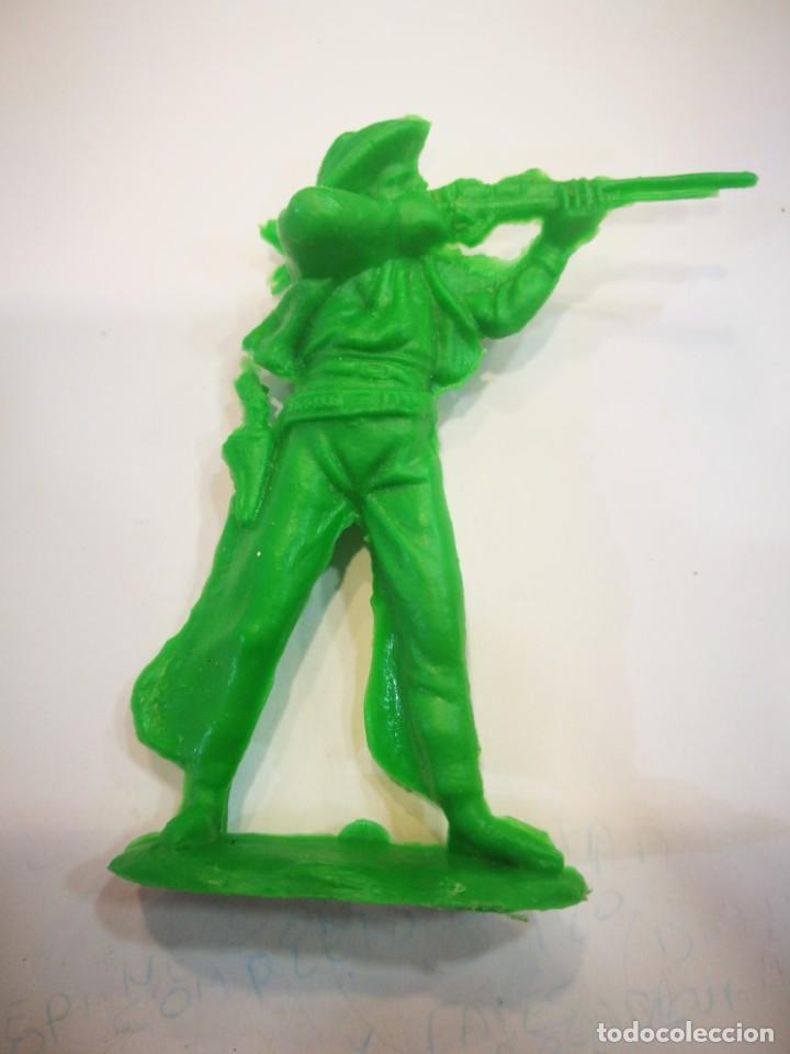 Figuras de goma y PVC: Comansi ? Vaquero de pl&aacute;stico verde - Foto 1