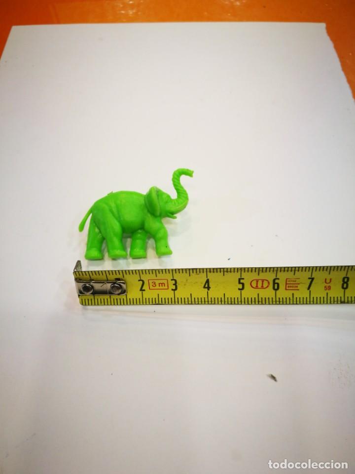 Figuras de goma y PVC: Dunkin Elefante de pl&aacute;stico verde - Foto 3