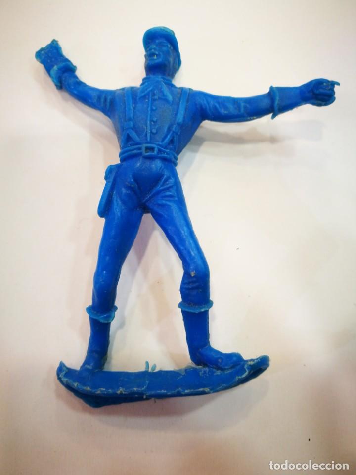 Figuras de goma y PVC: Comansi soldado de pl&aacute;stico azul con deterioro evidente - Foto 1