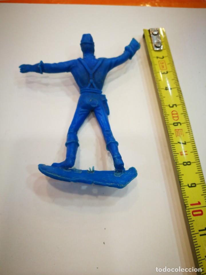 Figuras de goma y PVC: Comansi soldado de pl&aacute;stico azul con deterioro evidente - Foto 2