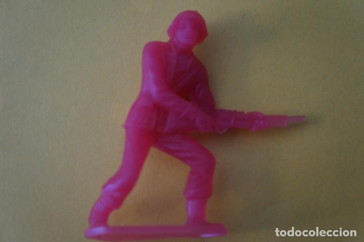 Figuras de goma y PVC: MU&Ntilde;ECO PLASTICO DE SOLDADO DE COMANSI LOTE 2 - Foto 1