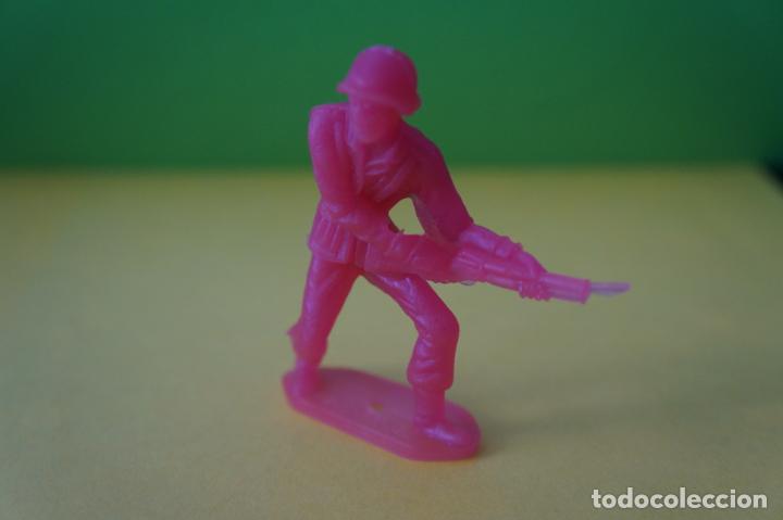 Figuras de goma y PVC: MU&Ntilde;ECO PLASTICO DE SOLDADO DE COMANSI LOTE 2 - Foto 2