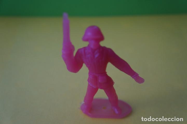 Figuras de goma y PVC: MU&Ntilde;ECO PLASTICO DE SOLDADO DE COMANSI LOTE 2 - Foto 2