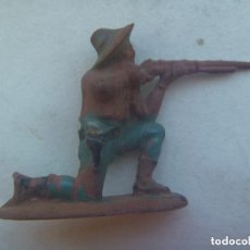 Figuras de Goma y PVC: FIGURA DE GOMA DE PECH ( SIN MARCA ) DEL OESTE : VAQUERO DISPARANDO EL RIFLE.. Lote 152634566