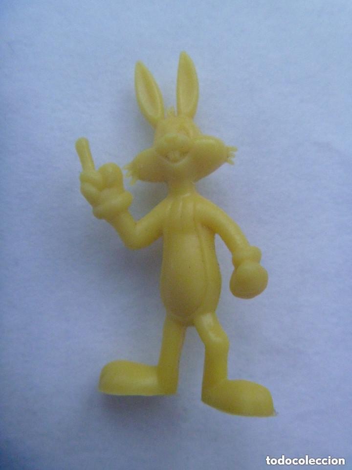 Figuras de goma y PVC: FIGURA DE DUNKIN DE WARNER BROS : EL CONEJO BUG BUNNY. - Foto 1