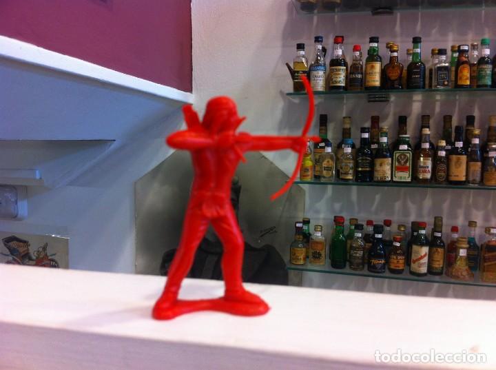 Figuras de goma y PVC: INDIO DE PL&Auml;STICO COLOR ROJO. ALTURA: 7cm. - Foto 1