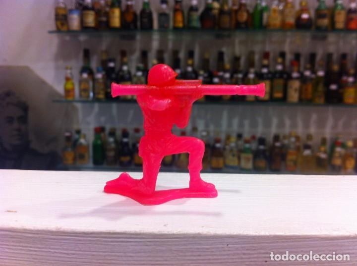 Figuras de Goma y PVC: SOLDADO DE PL&Aacute;STICO COLOR ROSA. ALTURA: 4,5cm