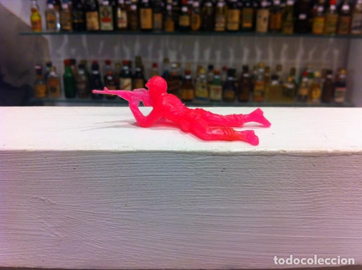 Figuras de Borracha e PVC: SOLDADO DE PL&Aacute;STICO COLOR ROSA. ALTURA: 7,5cm